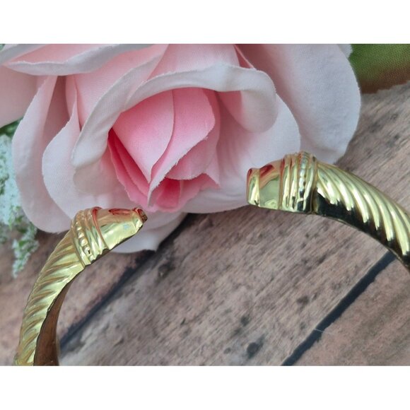 Cute Gold Tone Textured Hinged Bangle Bracelet Classic Statement MINT - Picture 8 of 8
